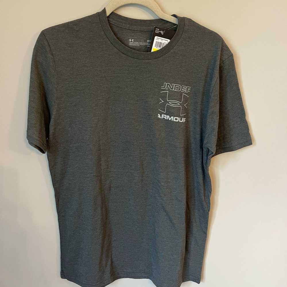 NWT UA Men’s T-shirt. size Medium. Gray/green color